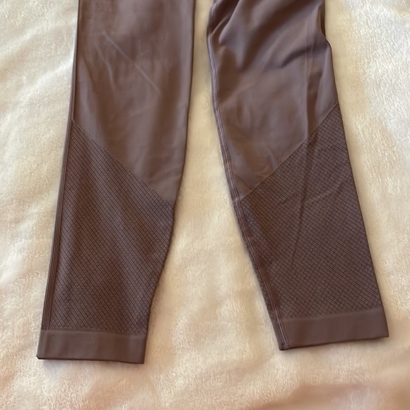 Lululemon 25” Ebb To Street running tight. Size 4. Like new condition. - Picture 5 of 8